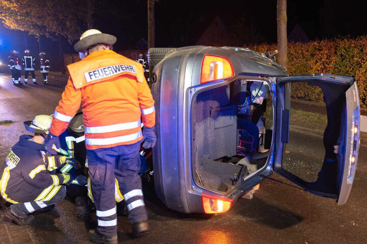 Die Rettungskräfte bargen die schwer verletzten Insassen durch die Heckklappe.