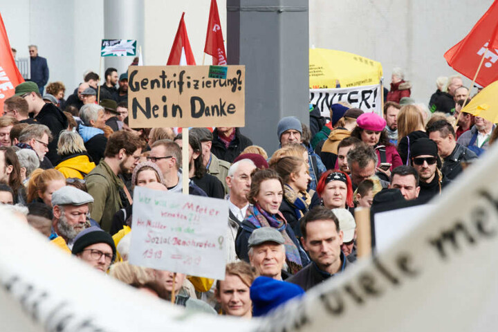 "Gentrifizierung? Nein Danke“ steht auf einem der Plakate, welches Demonstranten hochhalten.
