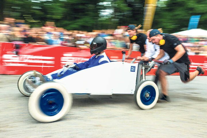 Riesengaudi für Fahrer und Zuschauer: Mit Karacho rasen die 16 Seifenkisten-Teams den Hang zur Elbe
hinab.