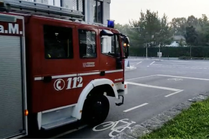 Ein Einsatzwagen der Feuerwehr im Sperrbereich im Frankfurter Westend.