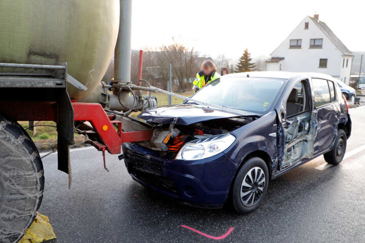 Der Dacia-Fahrer wurde bei dem Unfall schwer verletzt.