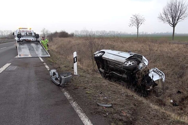 Ein Abschleppunternehmen zog den verunglückten Wagen aus dem Straßengraben.