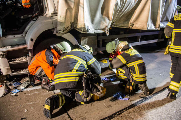 Die Einsatzkräfte sammelten die Briefe ein, die auf der Fahrbahn verteilt wurden.