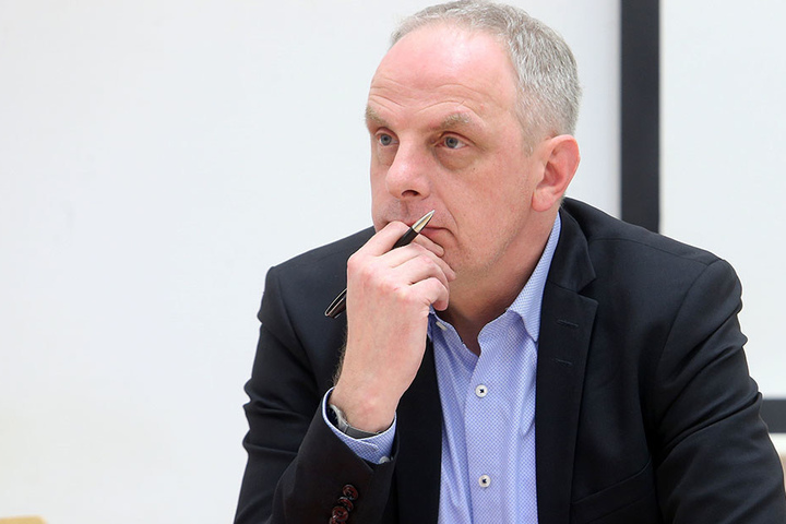 Wie einst die Mauer in Berlin? Detlef Müller (52, SPD) lehnt den Mauer- und
Draht-Vorschlag von Pro Chemnitz ab.