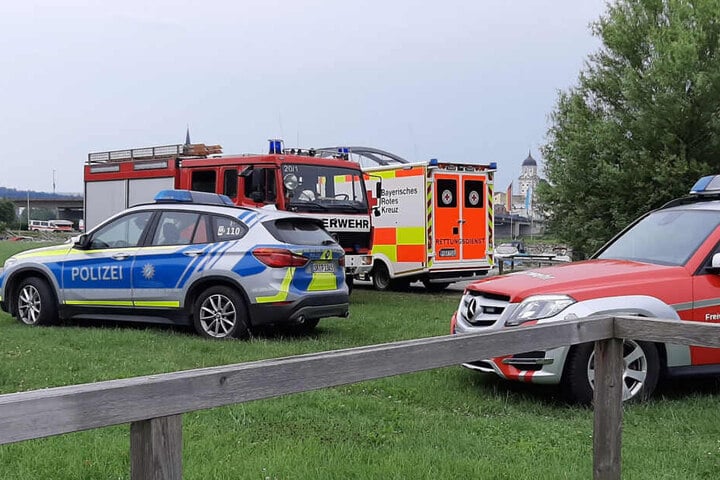 Einsatzfahrzeuge am Ufer der Donau. Ein Vater ertrank hier, nachdem er seine Kinder gerettet hatte.