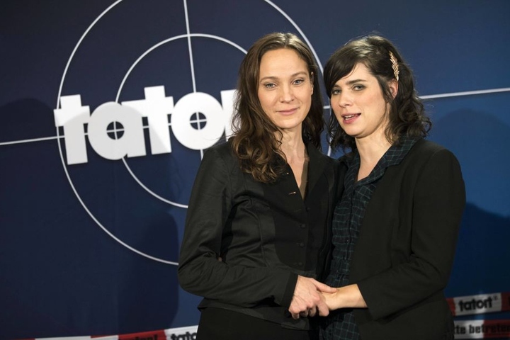 Hain mit Tatort-Kollegin Nora Tschirner (re.).