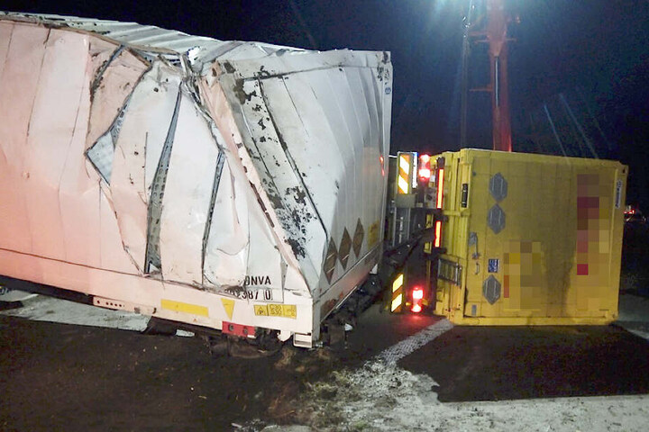 Nachdem der Brummi die Leitplanke durchschlug, kippte die Zugmaschine auf die Seite.