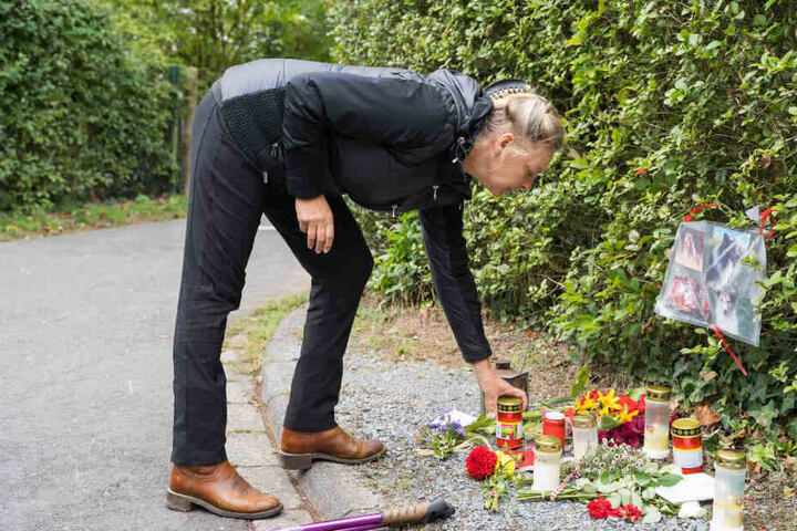 Die Halterin stellt eine Kerze an der Stelle ab, an der ihr Hund verstarb.