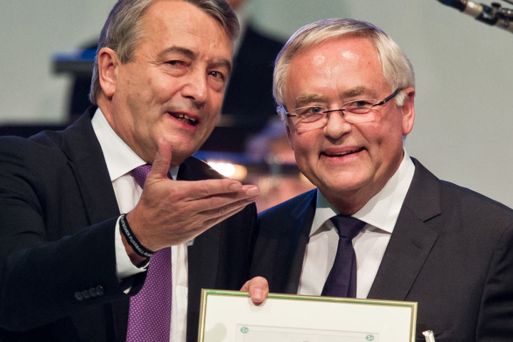 Archivbild aus dem Jahr 2013: Der damalige DFB-Präsident Wolfgang Niersbach (l) überreicht dem damaligen Fußballfunktionär Horst R. Schmidt die Ehrenmitgliedschaft im DFB während des Bundestages des Deutschen Fußball-Bundes (DFB).