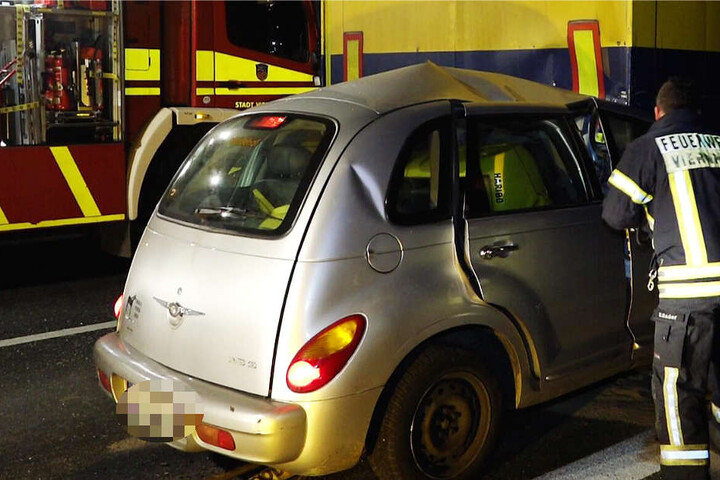 Die Pkw-Front schob sich unter den Lastwagen.