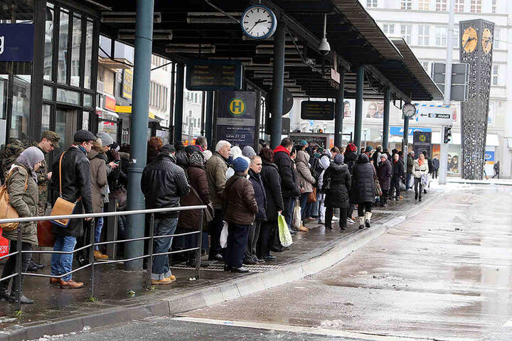 Der Jahnplatz ist der zentrale Busbahnhof der City.