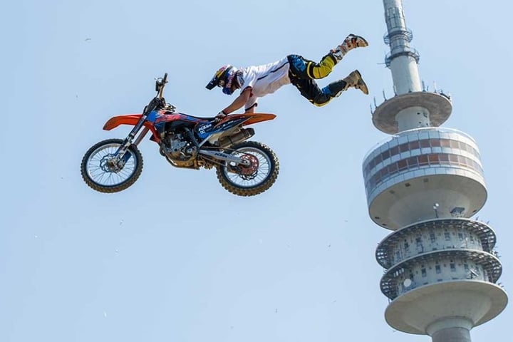 Luc Ackermann springt in München (Bayern) beim Training zu den Red Bull X-Fighters am Olympiaturm.