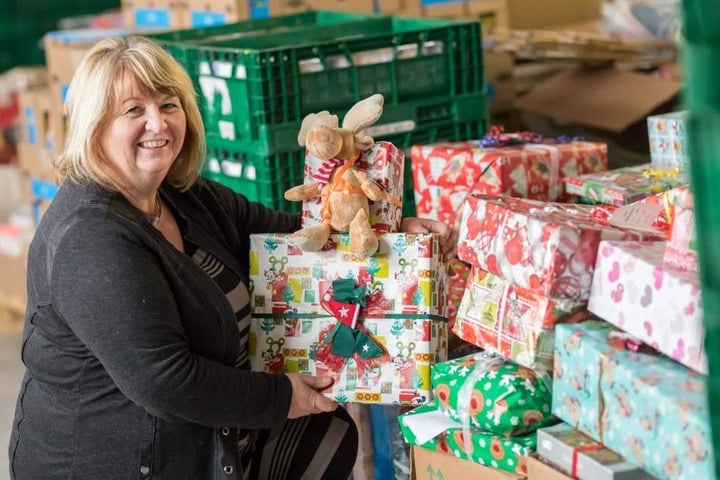 Tafel-Chefin Christiane Fiedler (57) freut sich über die vielen gespendeten Geschenke für Kinder.