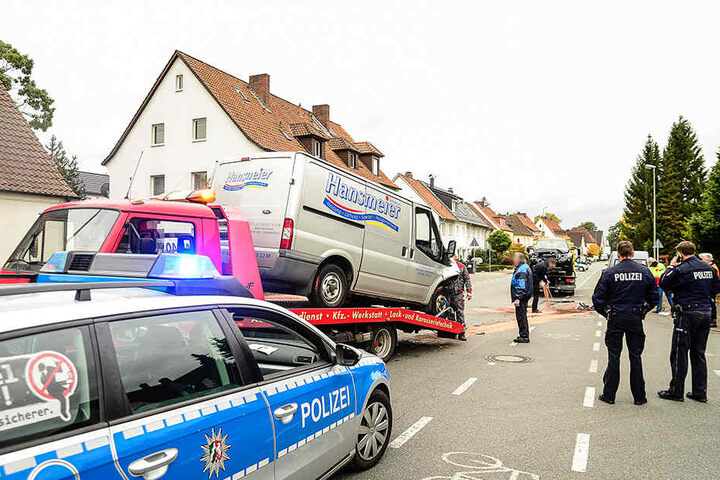 Die Straße war bis etwa 13.15 Uhr gesperrt.