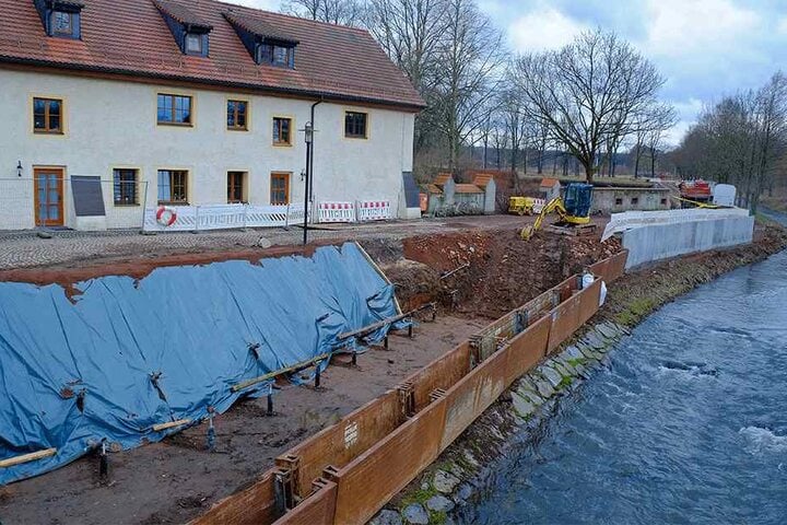 Am Wasserschloss Klaffenbach werden die Uferbereiche der Würschnitz für 3,85 Millionen Euro erneuert.