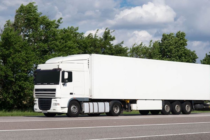 Der LKW-Fahrer war deutlich zu schnell unterwegs und verlor schließlich die Kontrolle. (Symbolbild)
