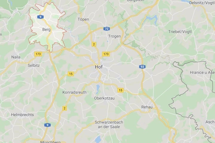 Ein Lastwagen ist auf der Autobahn 9 bei einem Überholmanöver bei Berg in Bayern umgekippt.
