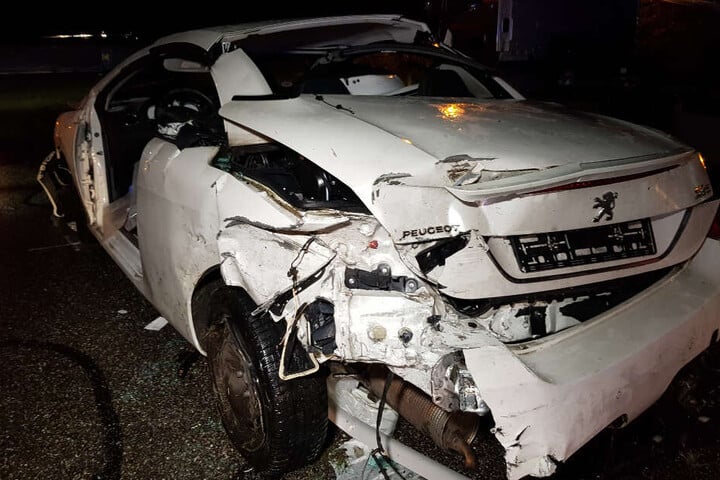 Der Wagen wurde bei dem Unfall ziemlich demoliert.