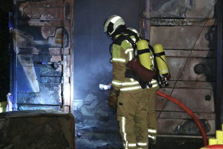 Als die Kameraden der Berufsfeuerwehr Übigau eintrafen, brannte der Container schon lichterloh.
