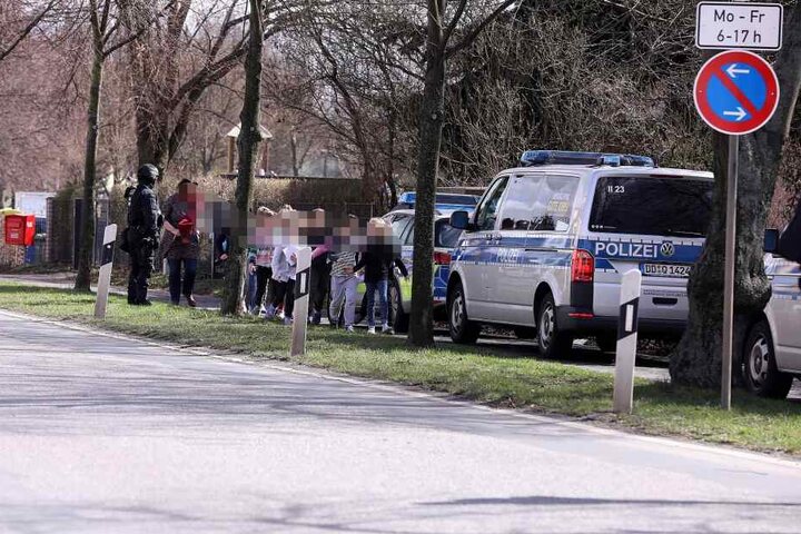 Die Kinder verlassen das Gebäude.