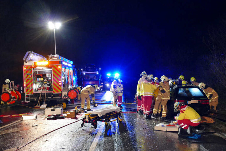 Beide Fahrer mussten von der Feuerwehr befreit werden.