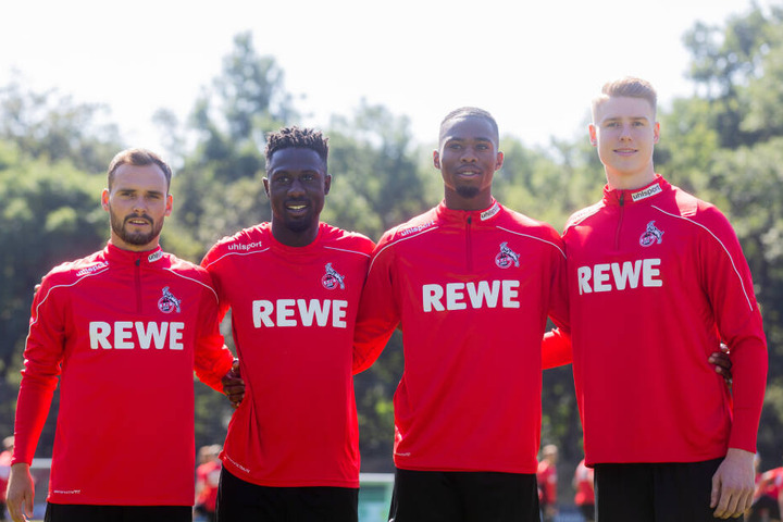 Birger Verstraete, Kingsley Schindler. Kingsley Ehizibue mit Nachwuchstorwart Julian Krahl beim Trainingsauftakt des 1. FC Köln im Juli.