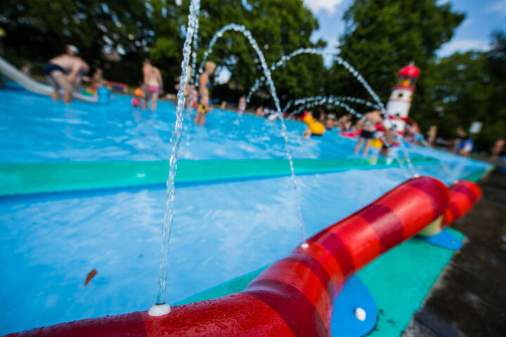 Im Sommer wird die Traglufthalle über dem Becken des Mombacher Schwimmbads entfernt.
