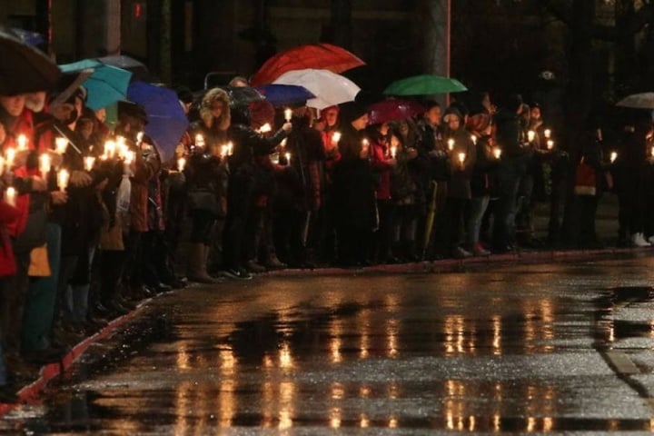 Die Leipziger hatten am Abend des 11. Januar mit einer Lichterkette gegen Fremdenfeindlichkeit protestiert. Wenig später überfielen Rechte den linken Stadtteil Connewitz.