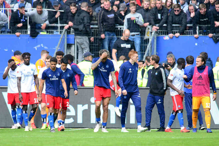 Die Hamburger Spieler verlassen nach der Partie gegen den FC Ingolstadt 04 das Feld im Volksparkstadion.