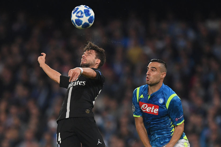 Juan Bernat (l) erzielte in der Champions League gegen Neapel den Führungstreffer.