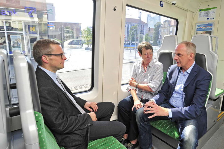 Umweltministerin Barbara Hendricks (65, SPD), Bundestagsabgeordneter Detlef
Müller (53, SPD) und Mathias Korda (39, li.) vom VMS bei der Fahrt mit dem
Citylink zum Stadlerplatz