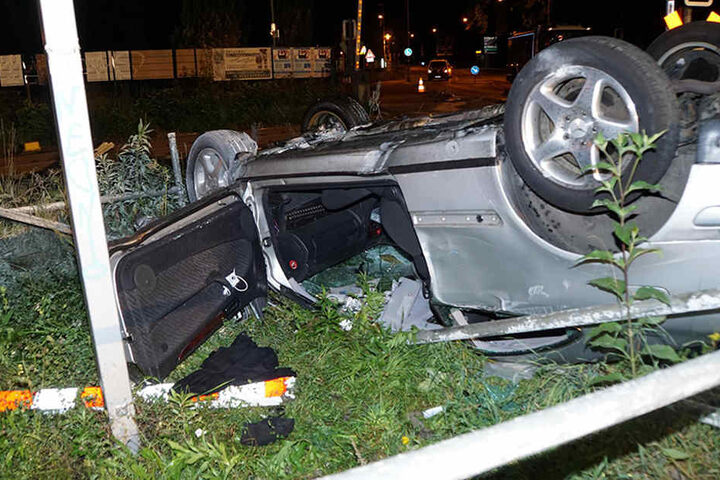 Die Rettungskräfte konnten den Fahrer schwer verletzt aus dem Mercedes bergen.