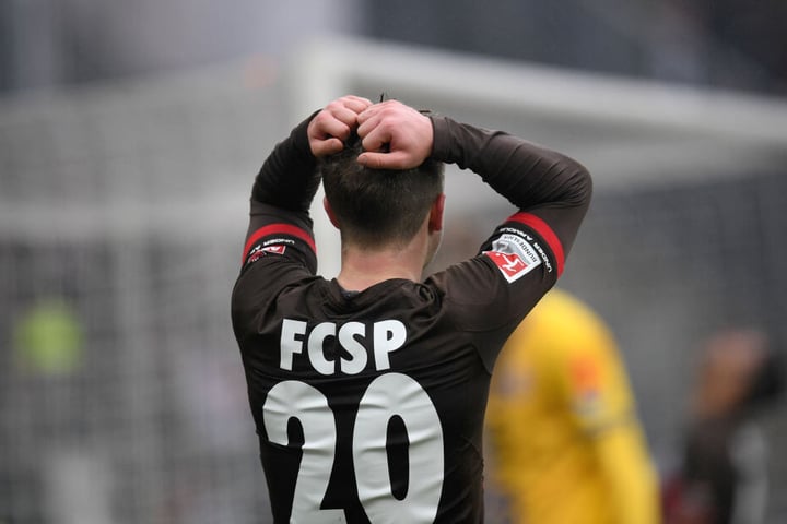 Paulis Richard Neudecker fasst sich nach einer vergebenen Chance an den Kopf.