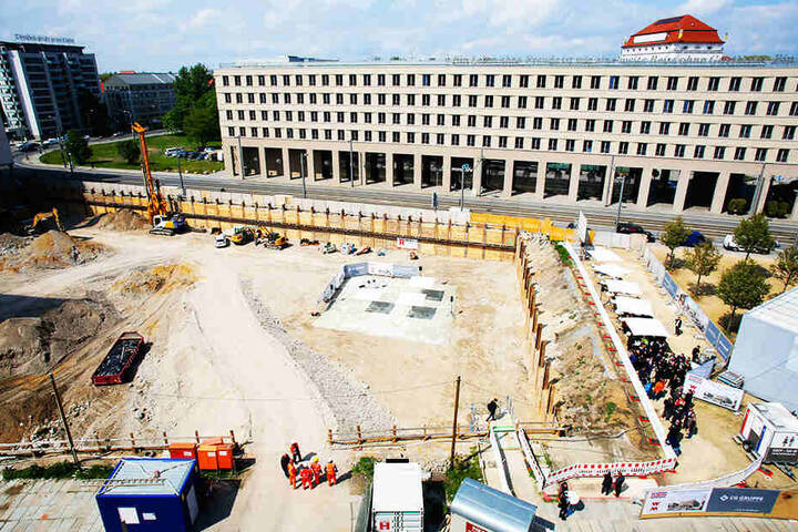 Auf dem Grundstück nebenan ist das alte Fernmeldeamt einer großen Baugrube gewichen.