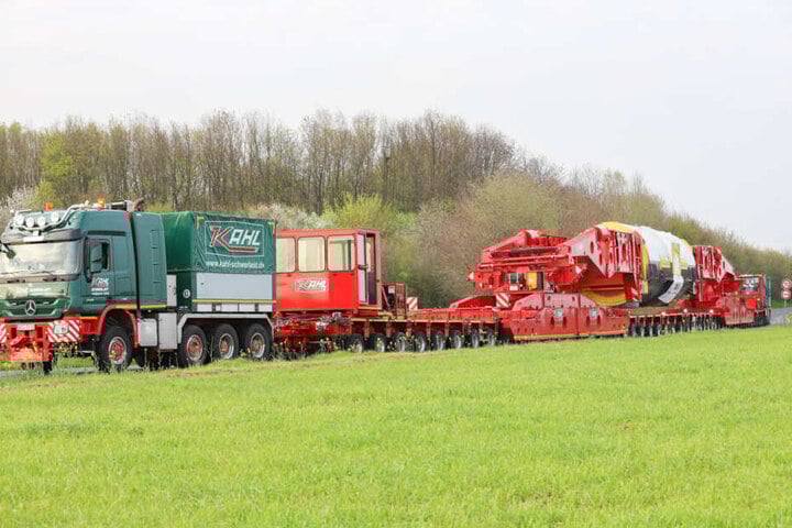 Der 400-Tonnen-Trafo liegt auf einem Spezial-Anhänger.