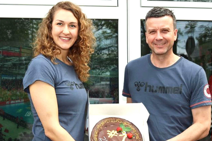 Barbara Wezorke bekam nicht nur den neuen Vertrag bei den DSC Volleyball Damen. Einen veganen Kuchen gab es obendrauf.