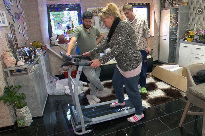 Haralds plötzliche Erkrankung hat Silvia wachgerüttelt: Sie will mehr auf gesunde Ernährung achten und besteht darauf, dass Sport getrieben wird. Konsequent bestellt die elffache Mutter jede Menge Sportgeräte.