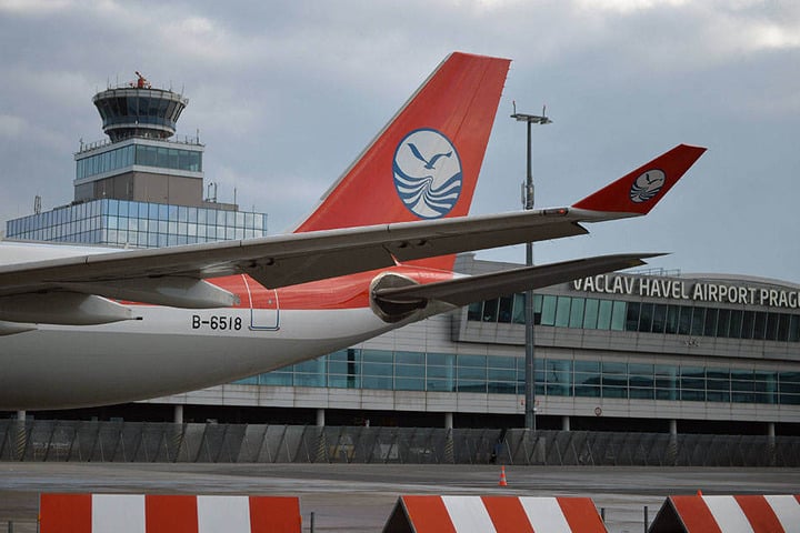 Am Prager Flughafen werden seit Wochen immer wieder Kath-Sendungen aus dem Verkehr gezogen.