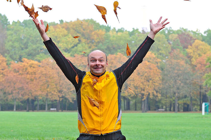 Und eins, und zwei… Fitness-Coach Tobias Haustein (40 ) zieht es ins Freie.