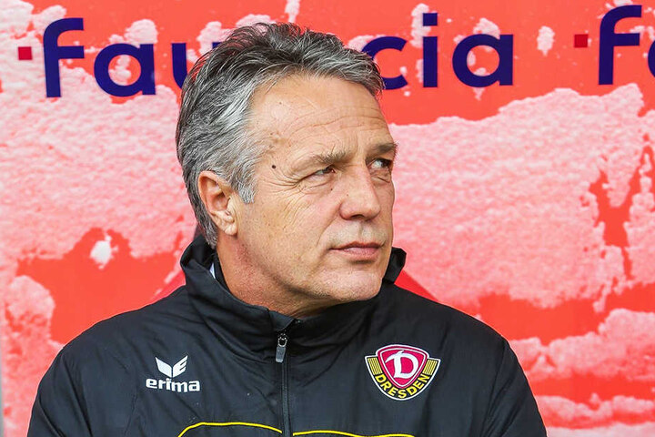Dynamo-Coach Uwe Neuhaus guckte fast ungläubig, was seine Mannschaft defensiv ab und an so trieb.