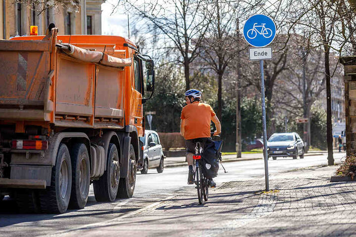 Der kurz nach der Nossener Brücke beginnende Schutzstreifen für Radfahrer auf der Chemnitz Straße könnte wegfallen.