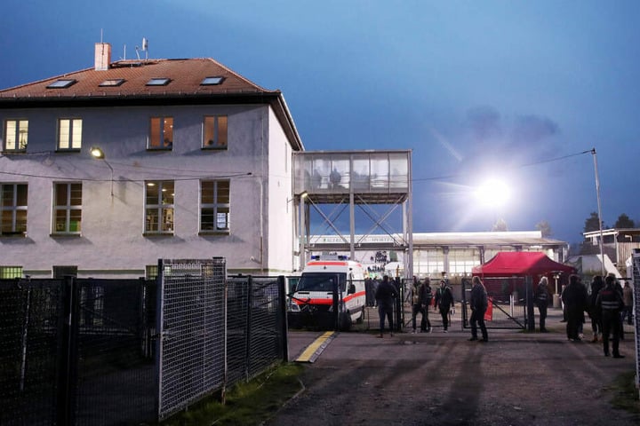 Die Umkleidekabine befindet sich in einem Gebäude am Alfred-Kunze-Sportpark, Heimspielstätte der BSG Chemie Leipzig. (Archivbild)