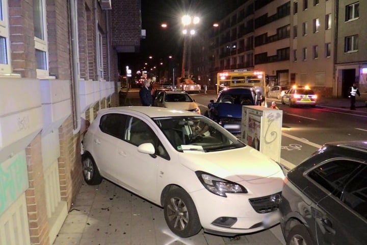 Mehrere Fahrzeuge waren in den Unfall involviert.