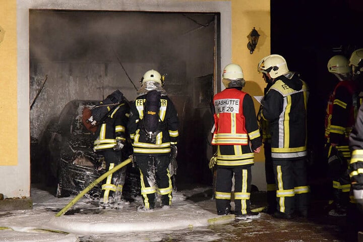 Die Feuerwehr tat alles, um den Opel zu retten. Leider ohne Erfolg.