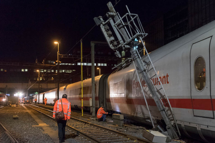 Ein Fahrleitungsmast wurde beschädigt, der Bahnhof war zeitweise ohne Strom.