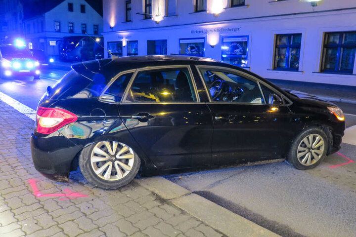 Der Citroen drehte sich und blieb vor einem Geschäft stehen.