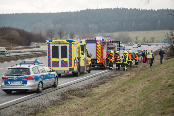 Krankenwagen, Feuerwehr und sogar Hubschrauber rückten an, am Ende gab es aber glücklicherweise Entwarnung und der Fahrer war nicht verletzt.