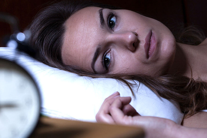 Schlaflose Nächte, wenn der Partner nicht heimkommt. Kann eine junge Frau mit einer ungewöhnlichen Methode ihre Beziehung retten?