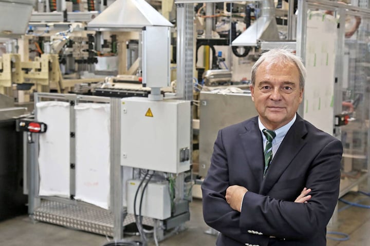 Unternehmer Jens Schmitt (61) in den Werkhallen des Zwickauer
Automobilzulieferers Sasit.