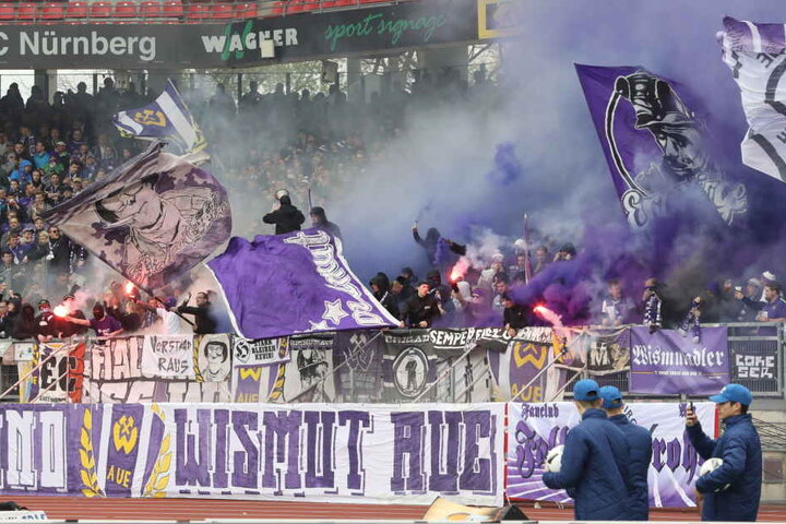 In der Partie beim 1. FC Nürnberg am 15. April wurde im Auer Fanblock mehrfach Pyrotechnik gezündet.
